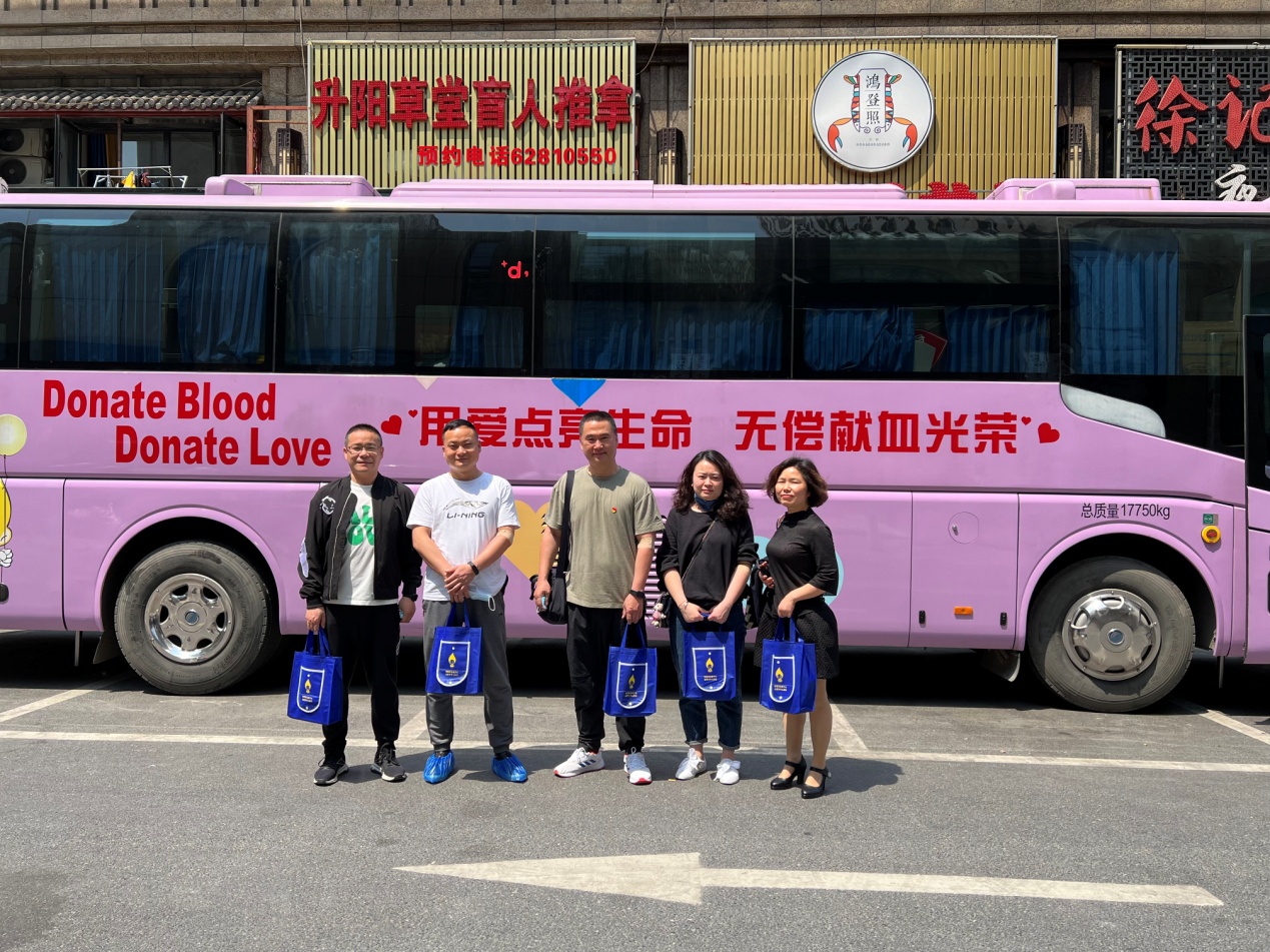 黨員群眾無償獻(xiàn)血.jpg